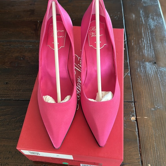 Brand new comes with box Roger Vivier pink satin heels with the famous heels - Picture 4 of 6